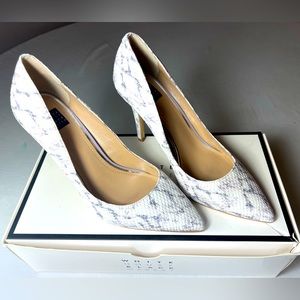 Olivia Plains Snake Heels size 6